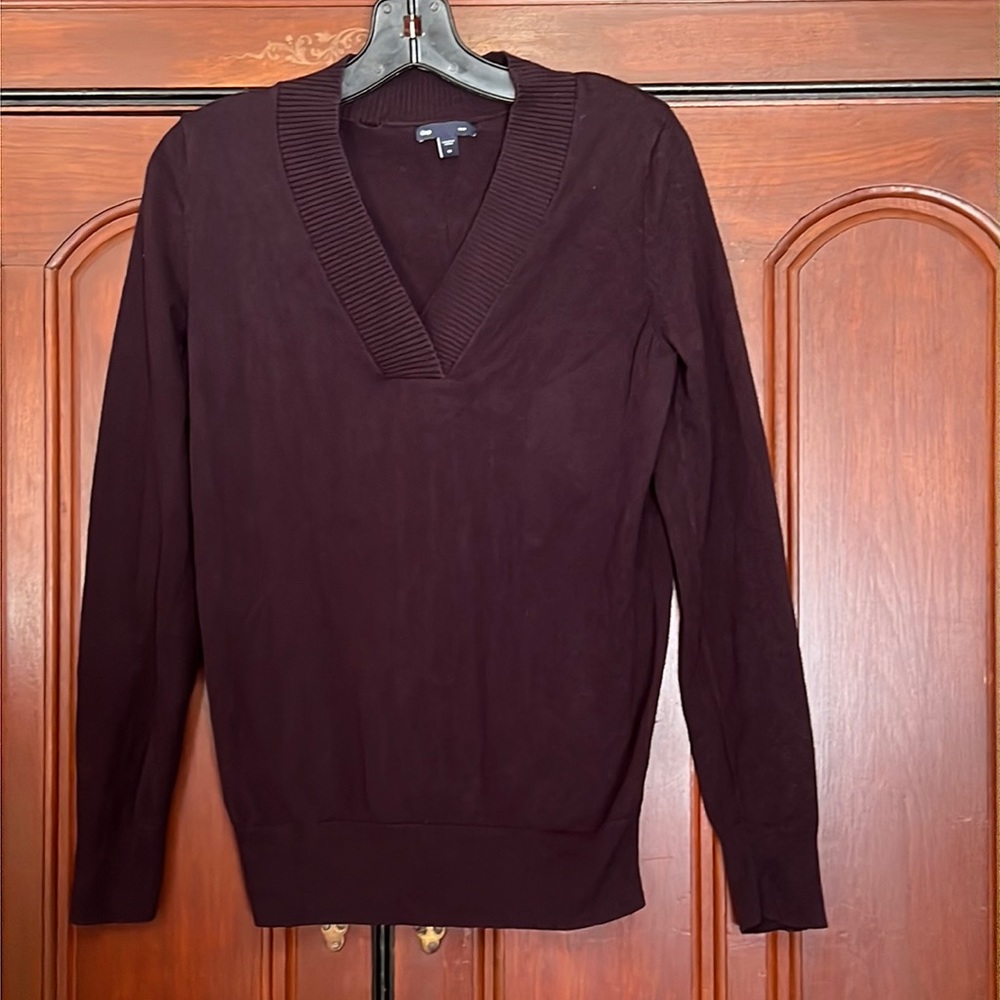 Gap Plum Color V Neck Lightweight Sweater Size Medium